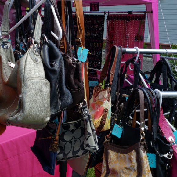 Lots of purses - Picture 4 of 6